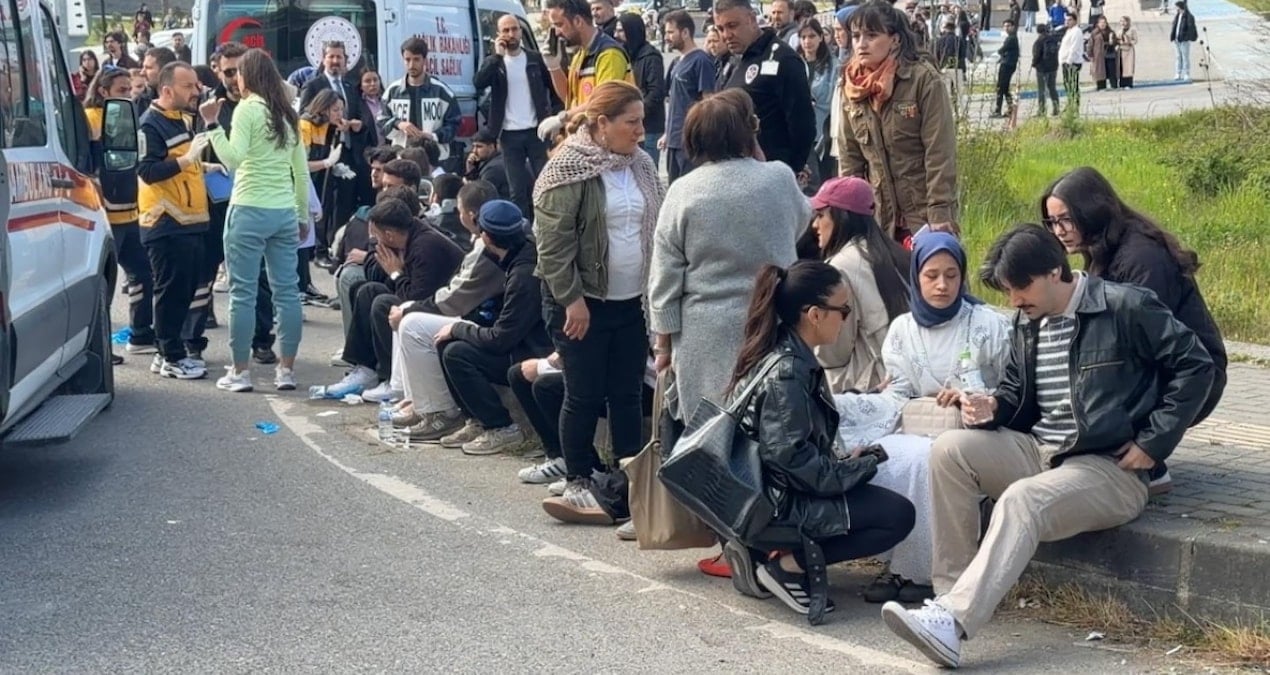 Bartın’da Halk Otobüsü Otomobil Üzerine Devrildi: Çok Sayıda Yaralı Var