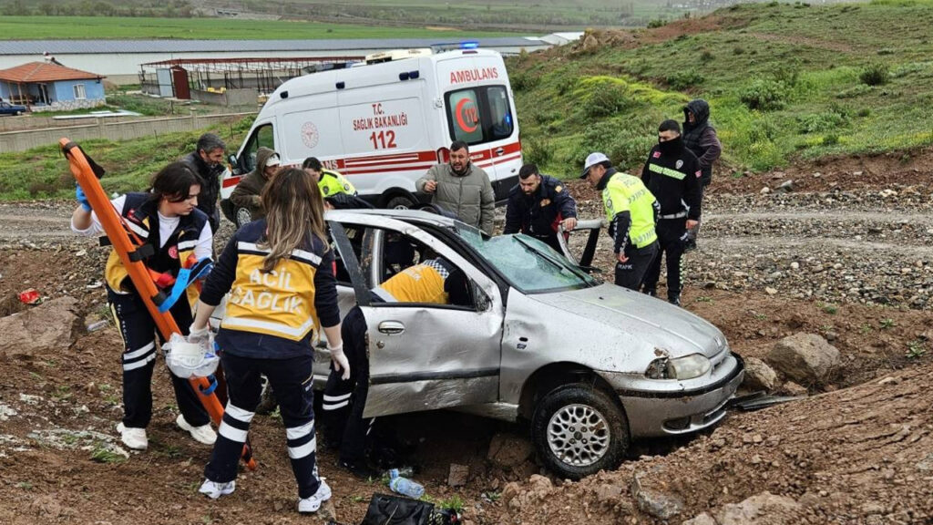 kontrolden-cikan-arac-takla-atti-1-olu-BMDZiM8s