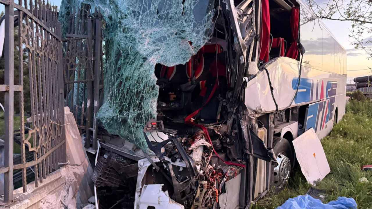 yolcu-otobusu-once-tira-sonra-duvara-carpti-olu-ve-yaralilar-var-PnN3eImW